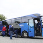 13.06.2017 Kielce. Anglicy złożyli kwiaty pod pomnikiem Homo Homini. / Marzena Mąkosa / Radio Kielce