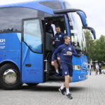 13.06.2017 Kielce. Anglicy złożyli kwiaty pod pomnikiem Homo Homini. / Marzena Mąkosa / Radio Kielce