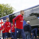 13.06.2017 Kielce. Anglicy złożyli kwiaty pod pomnikiem Homo Homini. / Marzena Mąkosa / Radio Kielce