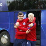 13.06.2017 Kielce. Anglicy złożyli kwiaty pod pomnikiem Homo Homini. / Marzena Mąkosa / Radio Kielce