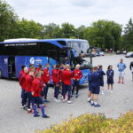 13.06.2017 Kielce. Anglicy złożyli kwiaty pod pomnikiem Homo Homini. / Marzena Mąkosa / Radio Kielce