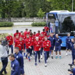 13.06.2017 Kielce. Anglicy złożyli kwiaty pod pomnikiem Homo Homini. / Marzena Mąkosa / Radio Kielce