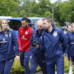 13.06.2017 Kielce. Anglicy złożyli kwiaty pod pomnikiem Homo Homini. / Marzena Mąkosa / Radio Kielce