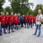 13.06.2017 Kielce. Anglicy złożyli kwiaty pod pomnikiem Homo Homini. / Marzena Mąkosa / Radio Kielce