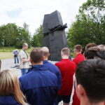 13.06.2017 Kielce. Anglicy złożyli kwiaty pod pomnikiem Homo Homini. / Marzena Mąkosa / Radio Kielce