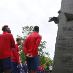 13.06.2017 Kielce. Anglicy złożyli kwiaty pod pomnikiem Homo Homini. / Marzena Mąkosa / Radio Kielce