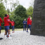 13.06.2017 Kielce. Anglicy złożyli kwiaty pod pomnikiem Homo Homini. / Marzena Mąkosa / Radio Kielce