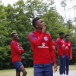 13.06.2017 Kielce. Anglicy złożyli kwiaty pod pomnikiem Homo Homini. / Marzena Mąkosa / Radio Kielce