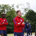 13.06.2017 Kielce. Anglicy złożyli kwiaty pod pomnikiem Homo Homini. / Marzena Mąkosa / Radio Kielce