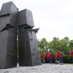 13.06.2017 Kielce. Anglicy złożyli kwiaty pod pomnikiem Homo Homini. / Marzena Mąkosa / Radio Kielce