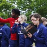 13.06.2017 Kielce. Anglicy złożyli kwiaty pod pomnikiem Homo Homini. / Marzena Mąkosa / Radio Kielce