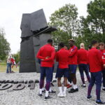 13.06.2017 Kielce. Anglicy złożyli kwiaty pod pomnikiem Homo Homini. / Marzena Mąkosa / Radio Kielce