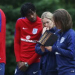 13.06.2017 Kielce. Anglicy złożyli kwiaty pod pomnikiem Homo Homini. / Marzena Mąkosa / Radio Kielce