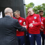 13.06.2017 Kielce. Anglicy złożyli kwiaty pod pomnikiem Homo Homini. / Marzena Mąkosa / Radio Kielce