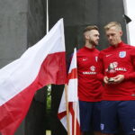 13.06.2017 Kielce. Anglicy złożyli kwiaty pod pomnikiem Homo Homini. / Marzena Mąkosa / Radio Kielce