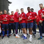 13.06.2017 Kielce. Anglicy złożyli kwiaty pod pomnikiem Homo Homini. / Marzena Mąkosa / Radio Kielce