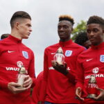 13.06.2017 Kielce. Anglicy złożyli kwiaty pod pomnikiem Homo Homini. / Marzena Mąkosa / Radio Kielce