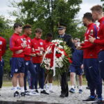 13.06.2017 Kielce. Anglicy złożyli kwiaty pod pomnikiem Homo Homini. / Marzena Mąkosa / Radio Kielce