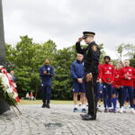 13.06.2017 Kielce. Anglicy złożyli kwiaty pod pomnikiem Homo Homini. / Marzena Mąkosa / Radio Kielce