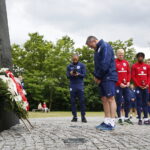 13.06.2017 Kielce. Anglicy złożyli kwiaty pod pomnikiem Homo Homini. / Marzena Mąkosa / Radio Kielce