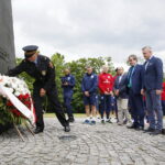 13.06.2017 Kielce. Anglicy złożyli kwiaty pod pomnikiem Homo Homini. / Marzena Mąkosa / Radio Kielce