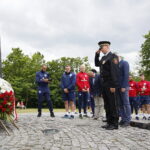 13.06.2017 Kielce. Anglicy złożyli kwiaty pod pomnikiem Homo Homini. / Marzena Mąkosa / Radio Kielce