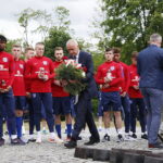 13.06.2017 Kielce. Anglicy złożyli kwiaty pod pomnikiem Homo Homini. / Marzena Mąkosa / Radio Kielce