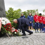 13.06.2017 Kielce. Anglicy złożyli kwiaty pod pomnikiem Homo Homini. / Marzena Mąkosa / Radio Kielce