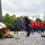 13.06.2017 Kielce. Anglicy złożyli kwiaty pod pomnikiem Homo Homini. / Marzena Mąkosa / Radio Kielce