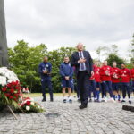 13.06.2017 Kielce. Anglicy złożyli kwiaty pod pomnikiem Homo Homini. / Marzena Mąkosa / Radio Kielce