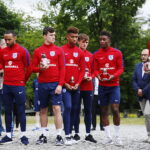 13.06.2017 Kielce. Anglicy złożyli kwiaty pod pomnikiem Homo Homini. / Marzena Mąkosa / Radio Kielce