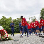 13.06.2017 Kielce. Anglicy złożyli kwiaty pod pomnikiem Homo Homini. / Marzena Mąkosa / Radio Kielce