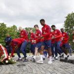 13.06.2017 Kielce. Anglicy złożyli kwiaty pod pomnikiem Homo Homini. / Marzena Mąkosa / Radio Kielce