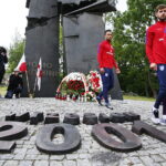 13.06.2017 Kielce. Anglicy złożyli kwiaty pod pomnikiem Homo Homini. / Marzena Mąkosa / Radio Kielce