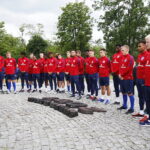 13.06.2017 Kielce. Anglicy złożyli kwiaty pod pomnikiem Homo Homini. / Marzena Mąkosa / Radio Kielce