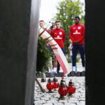 13.06.2017 Kielce. Anglicy złożyli kwiaty pod pomnikiem Homo Homini. / Marzena Mąkosa / Radio Kielce