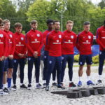 13.06.2017 Kielce. Anglicy złożyli kwiaty pod pomnikiem Homo Homini. / Marzena Mąkosa / Radio Kielce