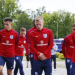 13.06.2017 Kielce. Anglicy złożyli kwiaty pod pomnikiem Homo Homini. / Marzena Mąkosa / Radio Kielce