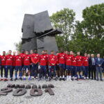 13.06.2017 Kielce. Anglicy złożyli kwiaty pod pomnikiem Homo Homini. / Marzena Mąkosa / Radio Kielce