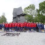 13.06.2017 Kielce. Anglicy złożyli kwiaty pod pomnikiem Homo Homini. / Marzena Mąkosa / Radio Kielce