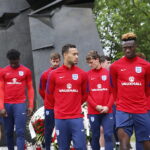 13.06.2017 Kielce. Anglicy złożyli kwiaty pod pomnikiem Homo Homini. / Marzena Mąkosa / Radio Kielce