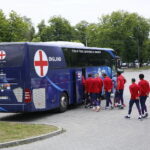 13.06.2017 Kielce. Anglicy złożyli kwiaty pod pomnikiem Homo Homini. / Marzena Mąkosa / Radio Kielce