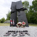 13.06.2017 Kielce. Anglicy złożyli kwiaty pod pomnikiem Homo Homini. / Marzena Mąkosa / Radio Kielce