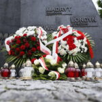 13.06.2017 Kielce. Anglicy złożyli kwiaty pod pomnikiem Homo Homini. / Marzena Mąkosa / Radio Kielce