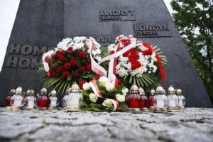13.06.2017 Kielce. Anglicy złożyli kwiaty pod pomnikiem Homo Homini. / Marzena Mąkosa / Radio Kielce