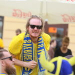 16.06.2017 Kielce. Szwedzcy kibice na kieleckim rynku. / Marzena Mąkosa / Radio Kielce