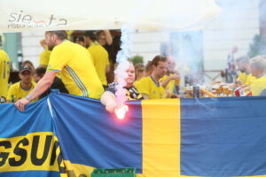 16.06.2017 Kielce. Szwedzcy kibice na kieleckim rynku. / Marzena Mąkosa / Radio Kielce