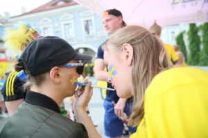 16.06.2017 Kielce. Szwedzcy kibice na kieleckim rynku. / Marzena Mąkosa / Radio Kielce