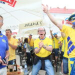 16.06.2017 Kielce. Szwedzcy kibice na kieleckim rynku. / Marzena Mąkosa / Radio Kielce