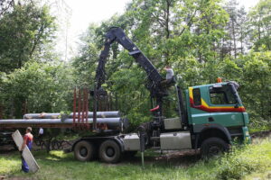 06.06.2017 Kielce. Góra Brusznia - transport nowego krzyża. / Marzena Mąkosa / Radio Kielce